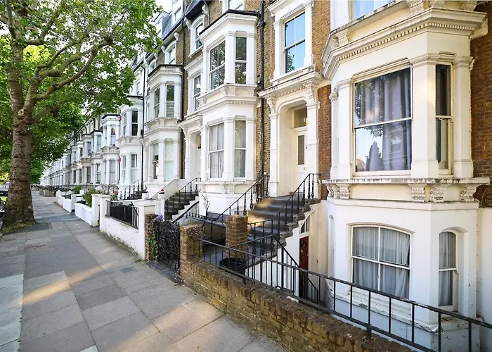 W London Apt For 4. Open Plan Kitchen/Living Room