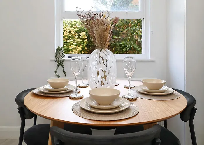 W London Apt For 4. Open Plan Kitchen/Living Room