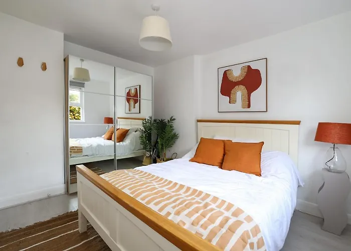 W London Apt For 4. Open Plan Kitchen/Living Room